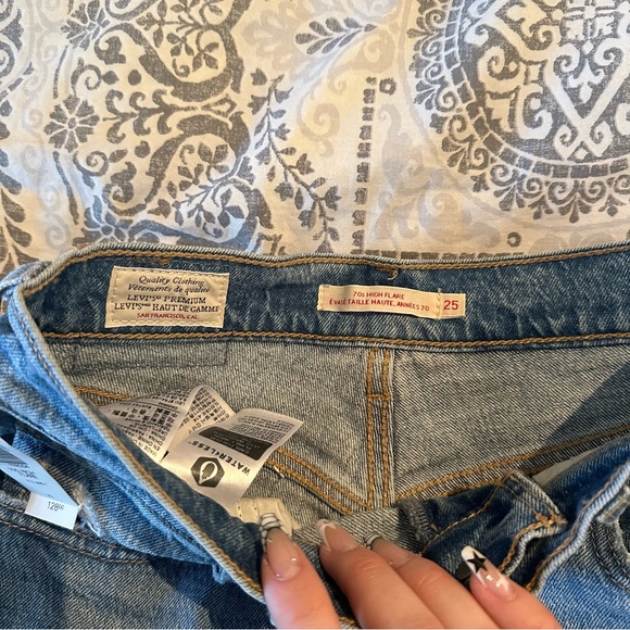 Levi’s 70s high flare jeans from aritzia, brand new with tags on - Picture 4 of 5